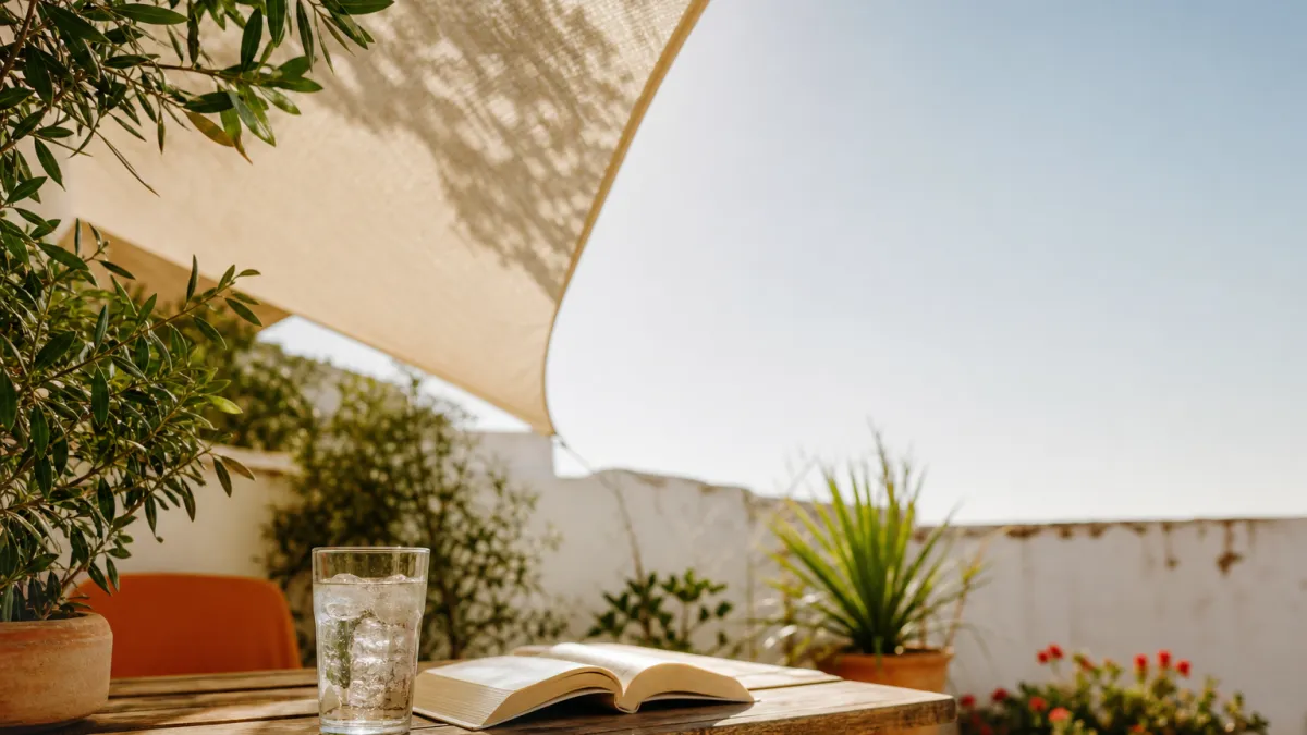 Voile solaire : guide pour choisir et installer son ombrage